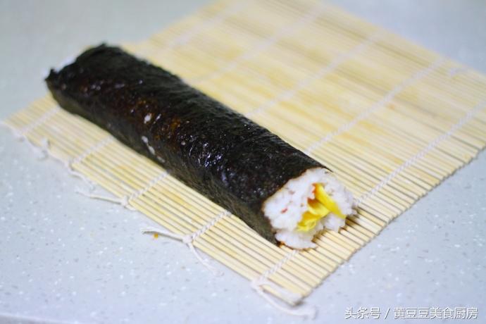 孩子不爱吃米饭，试试这种方法，把它做成紫菜包饭，肯定会抢着吃