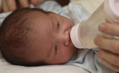 快4个月的宝宝不明原因哭闹,四个月小孩子哭闹家长正确做法