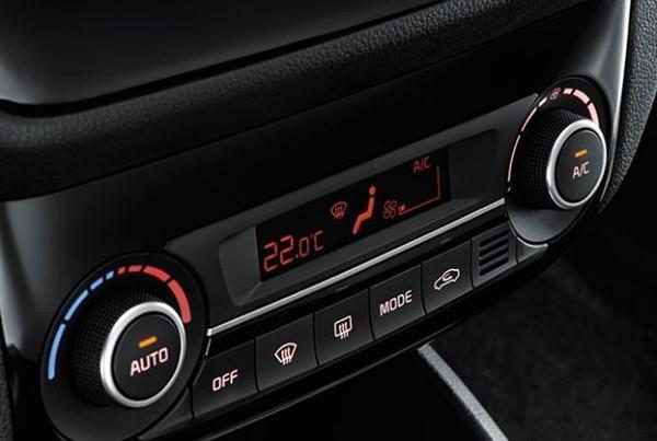 冬天下雨车内玻璃起雾怎样开空调,冬天开车车内玻璃起雾怎么办大众