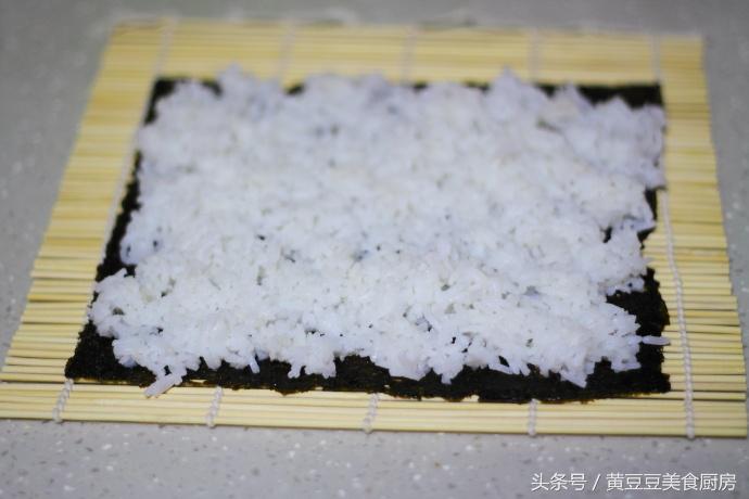 孩子不爱吃米饭，试试这种方法，把它做成紫菜包饭，肯定会抢着吃