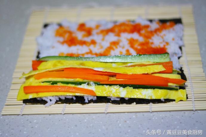 孩子不爱吃米饭，试试这种方法，把它做成紫菜包饭，肯定会抢着吃