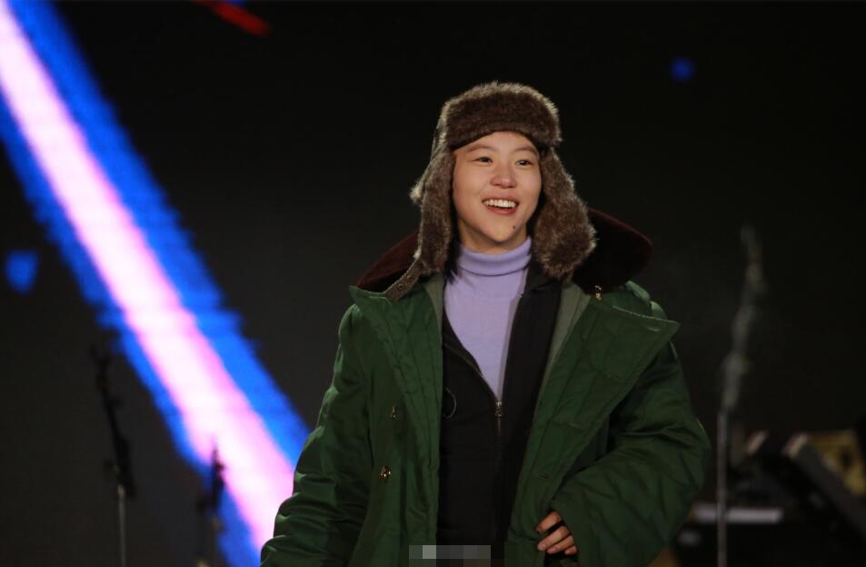 窦靖童光头造型曝光,敢于剃光头的女孩