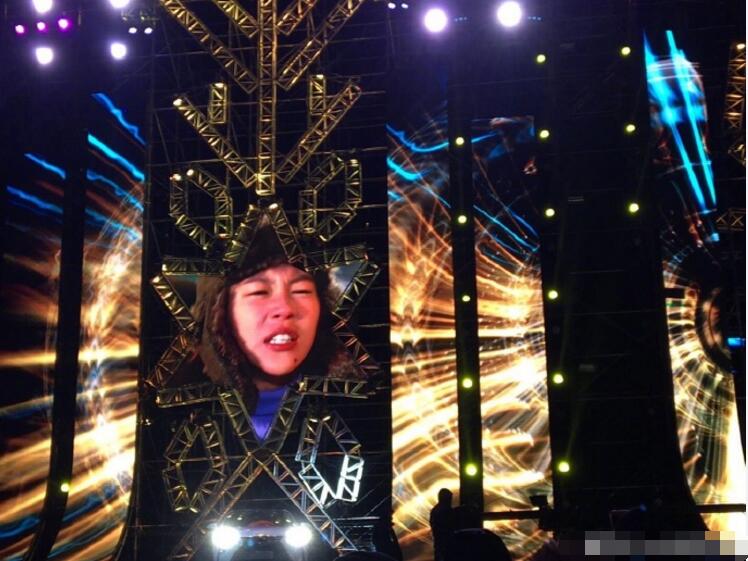 窦靖童光头造型曝光,敢于剃光头的女孩