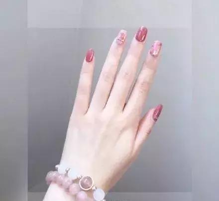 2022年美甲款式图片短指甲显白夏,2021最火美甲显白颜色短指甲款式