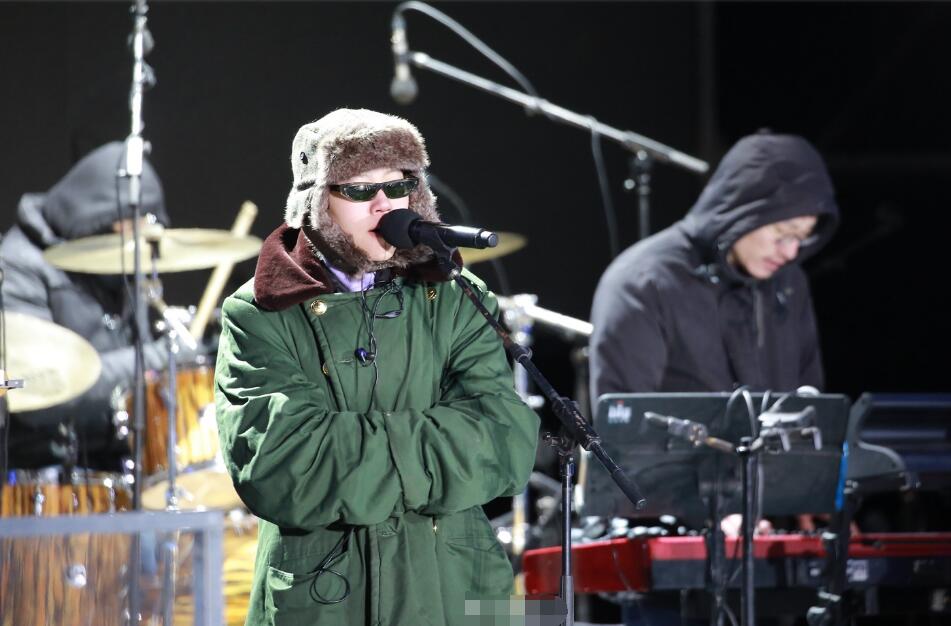 窦靖童光头造型曝光,敢于剃光头的女孩