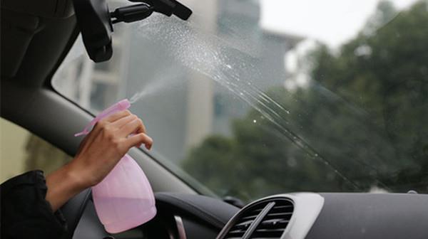 冬天下雨车内玻璃起雾怎样开空调,冬天开车车内玻璃起雾怎么办大众