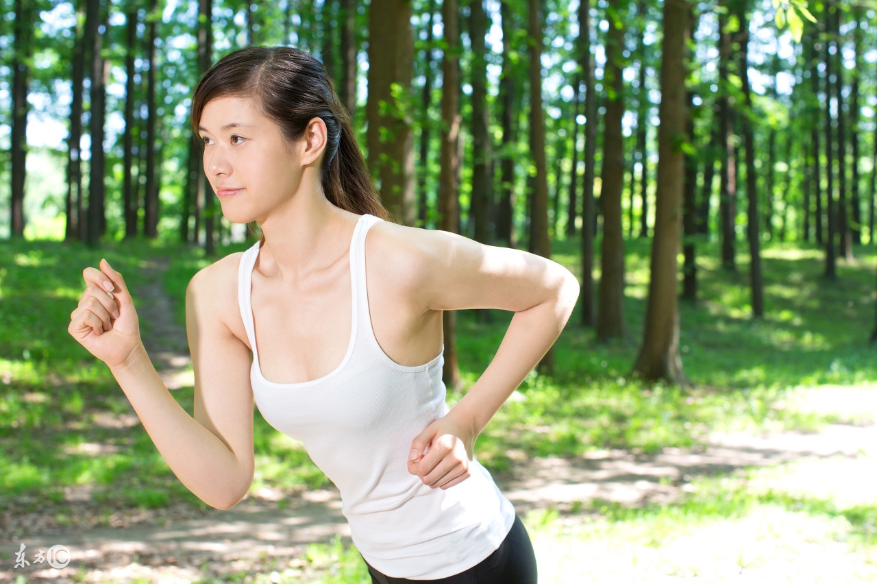 牵女生的手最简单的方法,和女生漫步的时候如何牵她的手