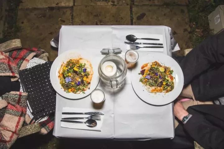 把自家破后院谎称为高级餐厅，7个月做到伦敦餐厅NO.1