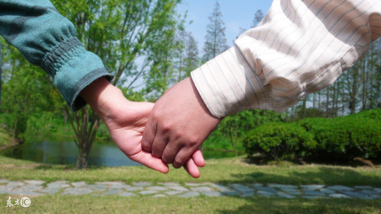 牵女生的手最简单的方法,和女生漫步的时候如何牵她的手