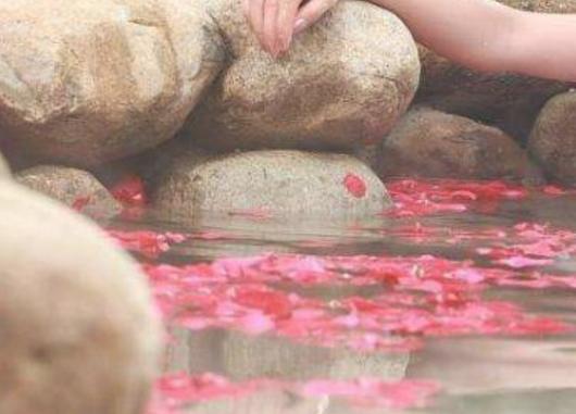 女性泡温泉的坏处,女人泡温泉的功效是什么