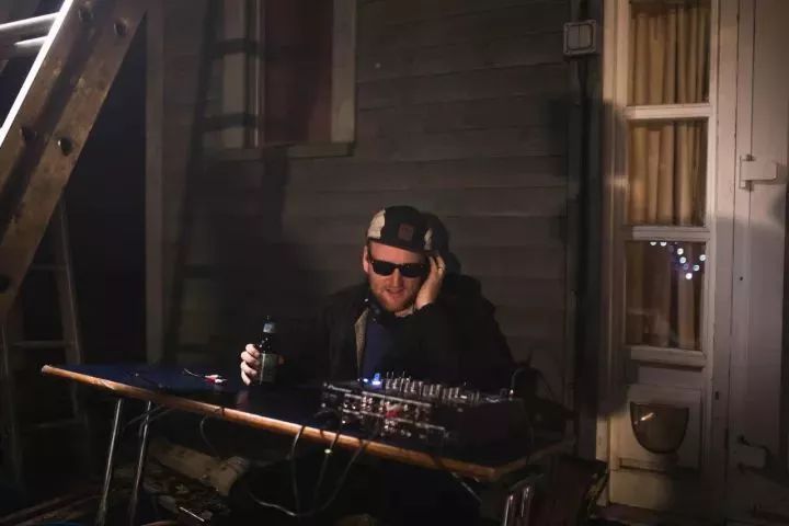 把自家破后院谎称为高级餐厅，7个月做到伦敦餐厅NO.1