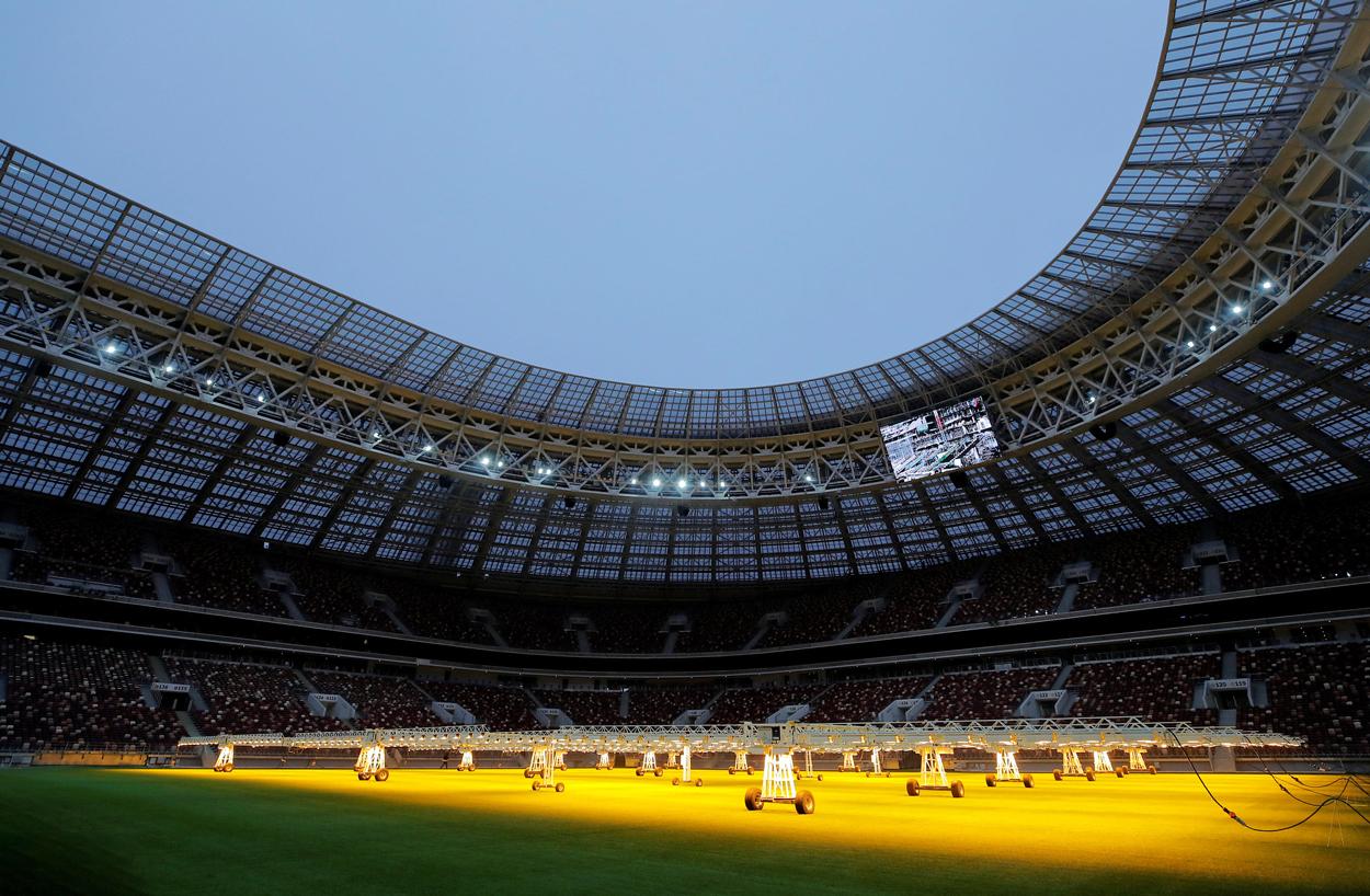 人造草和天然草区别,人造草坪和自然草有什么区别