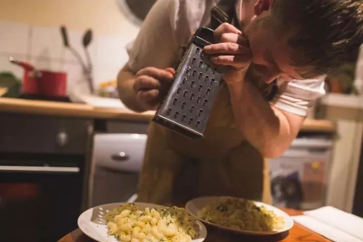 把自家破后院谎称为高级餐厅，7个月做到伦敦餐厅NO.1