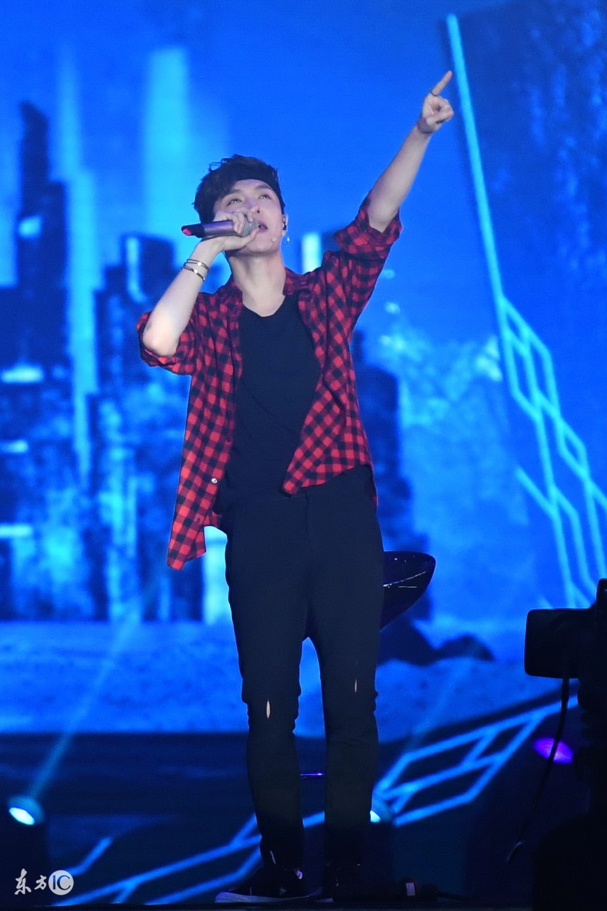 张艺兴现身韩国吊唁金钟铉,张艺兴吊唁李玟