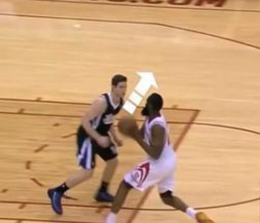 篮球场侮辱对手的行为,篮球场上的强硬对抗集锦