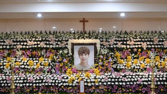 张艺兴现身韩国吊唁金钟铉,张艺兴吊唁李玟