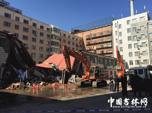 长春大马路附近一小二楼突然垮塌1名伤者腰椎根管爆裂