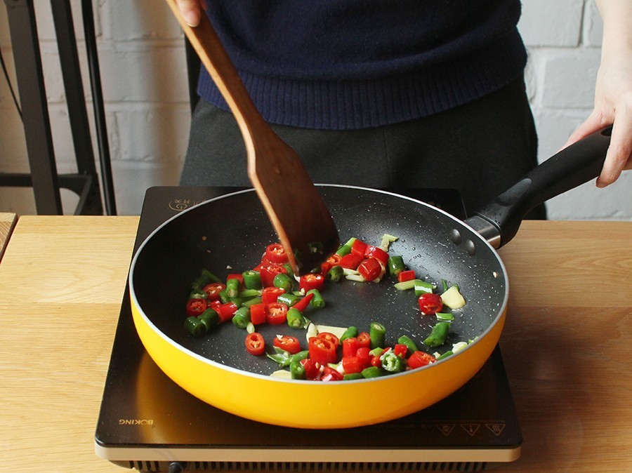 高校食堂灵魂料理大测评：西芹炒草莓，西瓜炖冬瓜