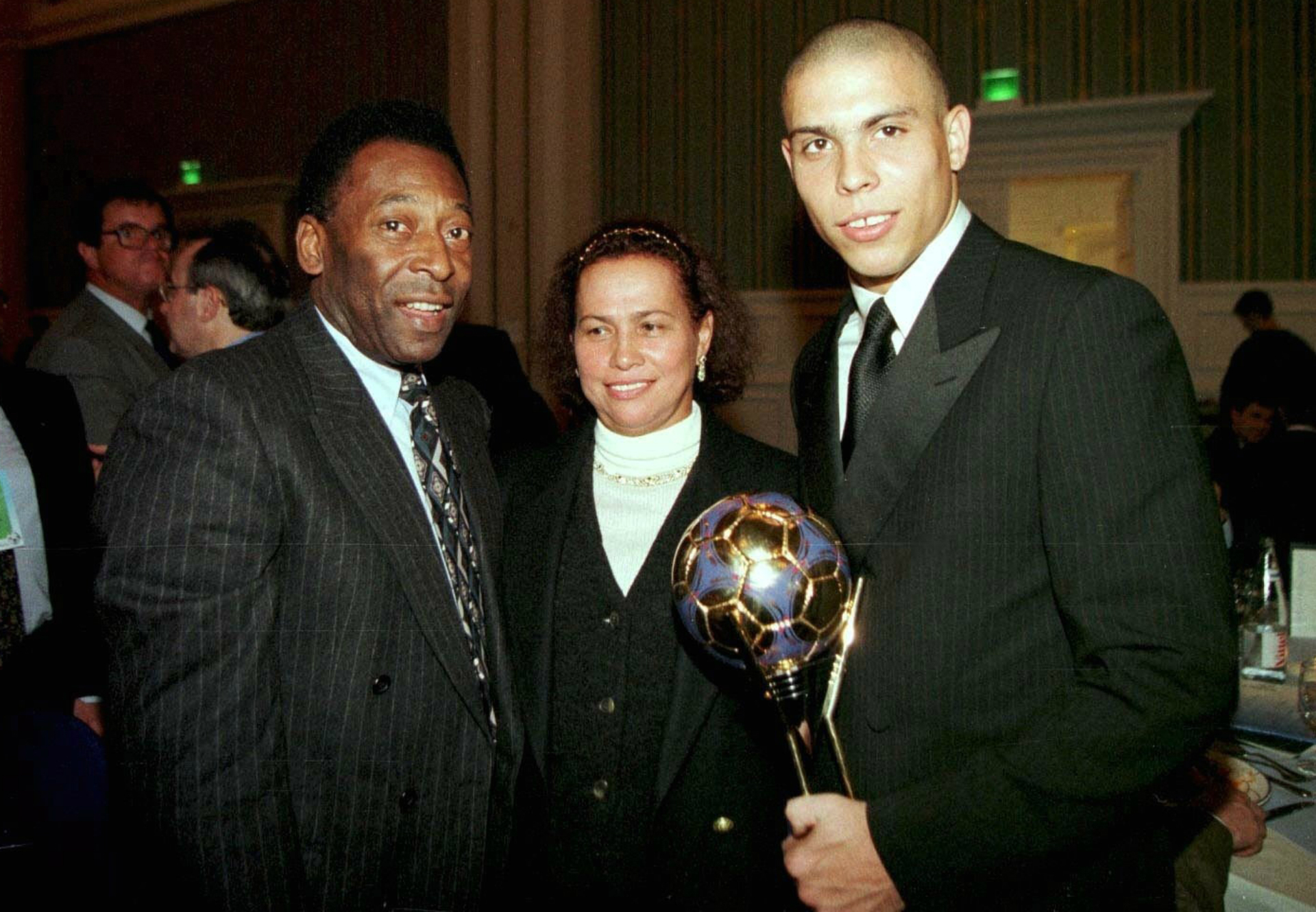 巴乔跟马尔蒂尼谁才是意大利老大,巴乔在老马尔蒂尼打了几场比赛