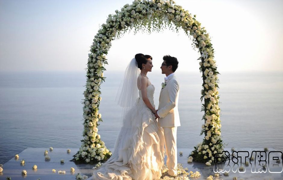 婚礼新娘婚纱怎么选,如何根据婚礼场地选婚纱