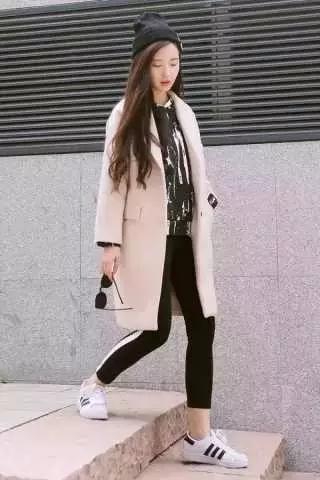 运动鞋怎么穿出高街风,运动鞋怎么穿出轻熟风