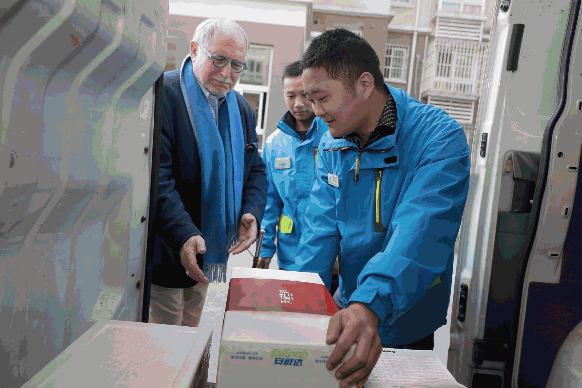 网购了12个苹果，上门送快递的竟然是美国总领事一家