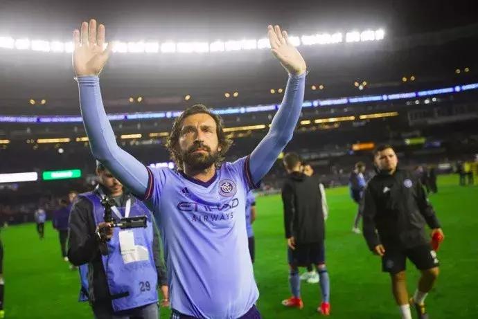 卡卡才33岁为何退役,足球巨星卡卡退役感动视频