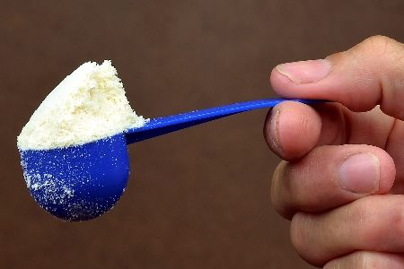 外国人看待中国人抢着买单,国人抢购奶粉