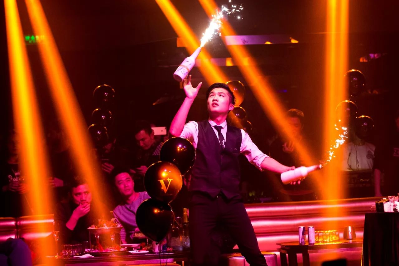 成都最高的酒吧，佳酿、美女、电音、轰趴，这个圣诞在这都能找到