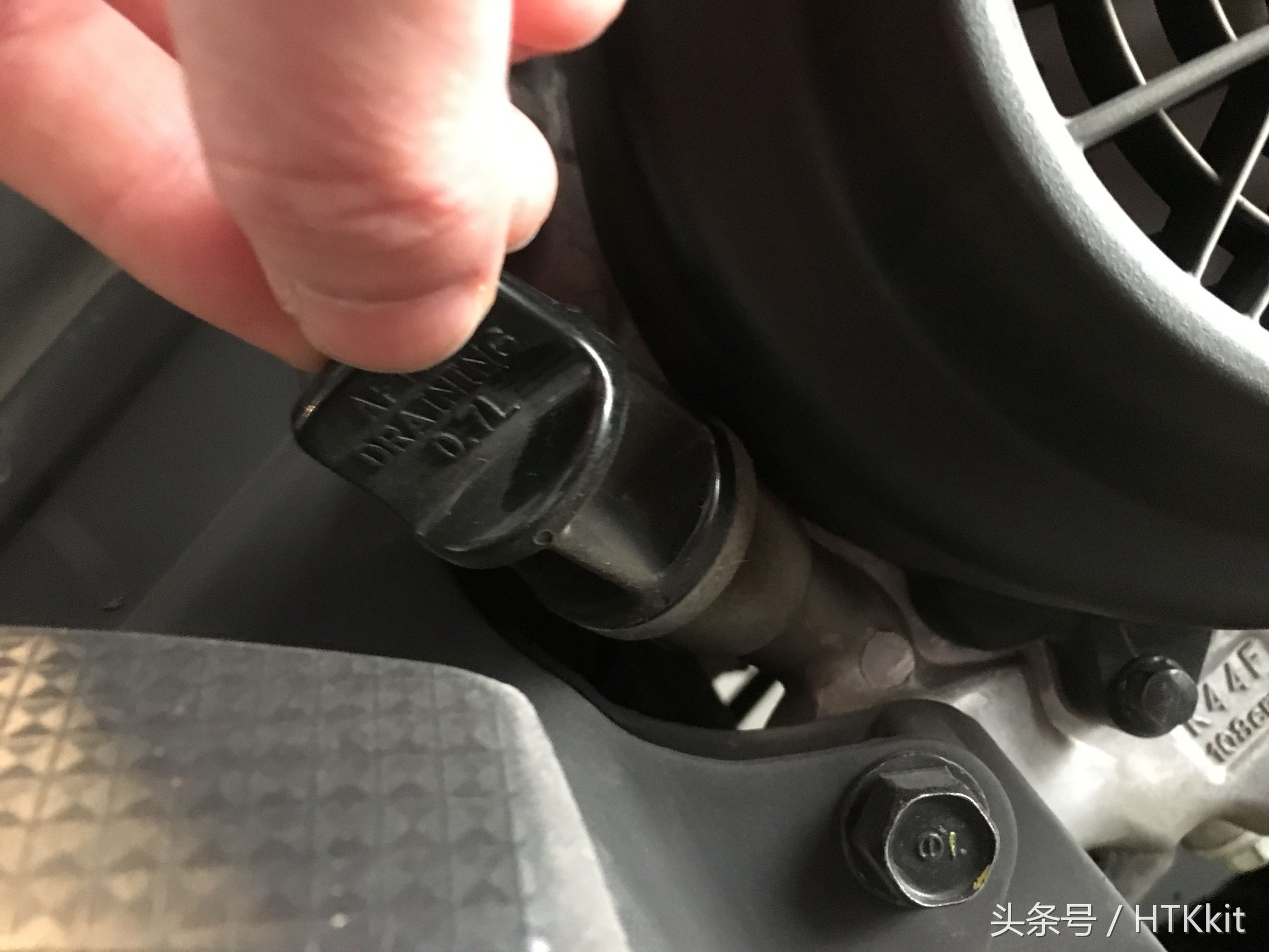 踏板车更换机油教程,本田踏板车如何更换机油