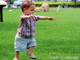 牵着孩子走路的危害,牵着宝宝学走路好不好