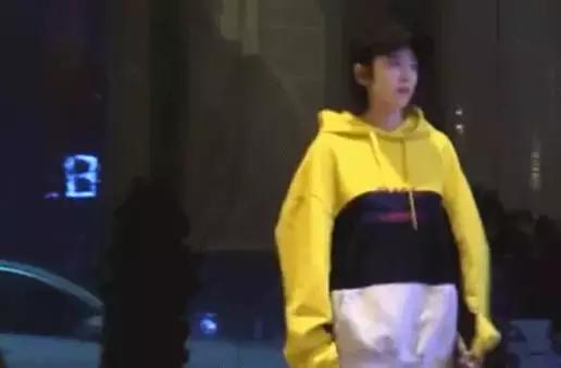 唐艺昕张若昀同穿同款外套,张若昀唐艺昕穿白色衣服