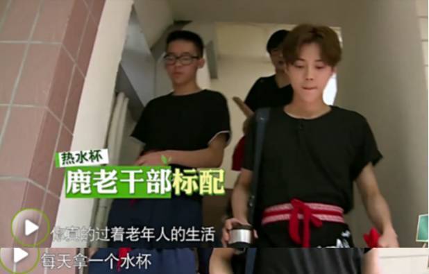 林更新鹿晗红色外套,鹿晗为什么出门水杯不离手