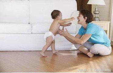 牵着孩子走路的危害,牵着宝宝学走路好不好