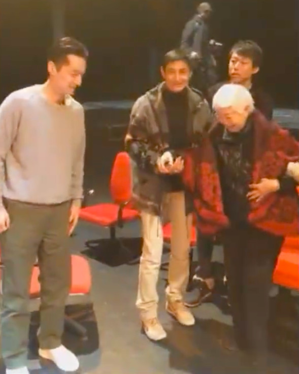 胡歌跪地签名暖心,胡歌的正能量签名