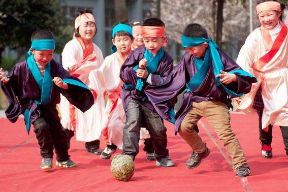 蹴鞠和足球历史演变图片,足球起源于中国的蹴鞠吗