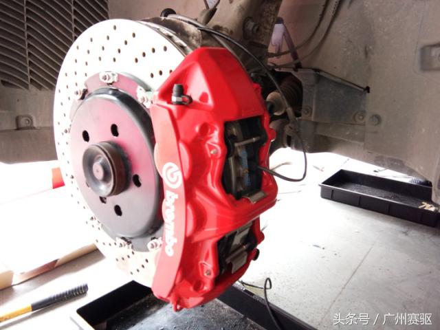 宝马新款x5刹车升级,brembo卡钳有宝马x5套装吗