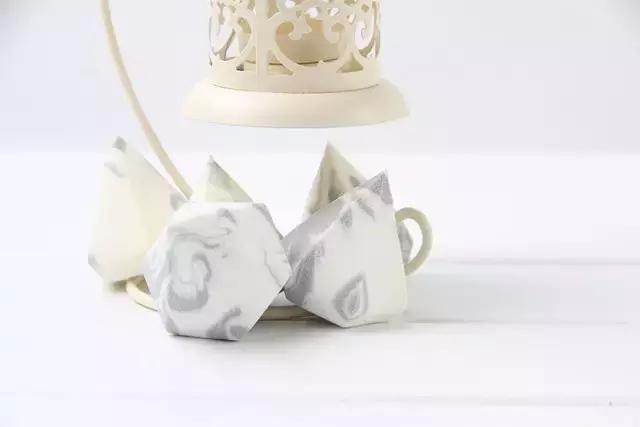 脸上不上妆浮粉什么原因,化妆脸上起皮浮粉卡粉怎么办