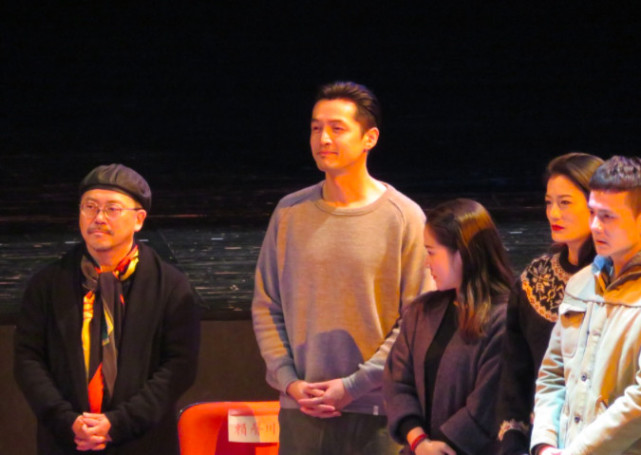 胡歌跪地签名暖心,胡歌的正能量签名