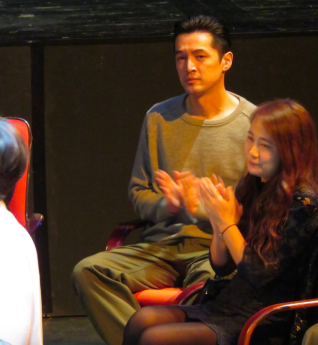 胡歌跪地签名暖心,胡歌的正能量签名