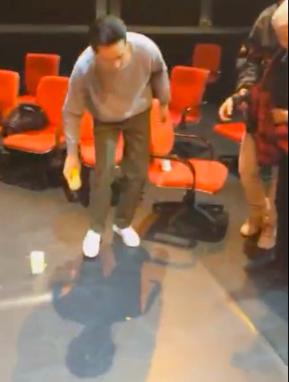 胡歌跪地签名暖心,胡歌的正能量签名