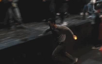 胡歌跪地签名暖心,胡歌的正能量签名