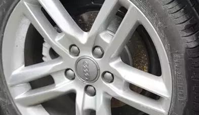 小车的刹车盘生锈怎么回事,私家车刹车盘生锈正常吗