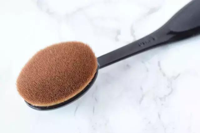 脸上不上妆浮粉什么原因,化妆脸上起皮浮粉卡粉怎么办