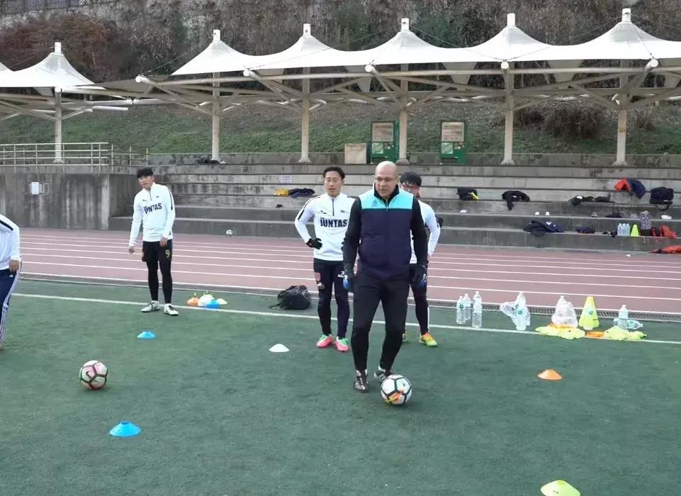 踢球教学初学者视频,踢球不再难教学视频