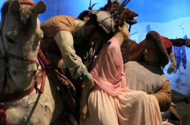 怕死皇帝为保命害死10万百姓，大臣也将妻女献给敌人求活命