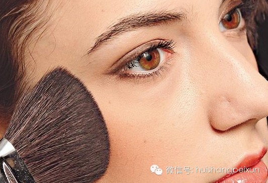 散粉和蜜粉哪个定妆效果好,蜜粉和散粉的区别是什么