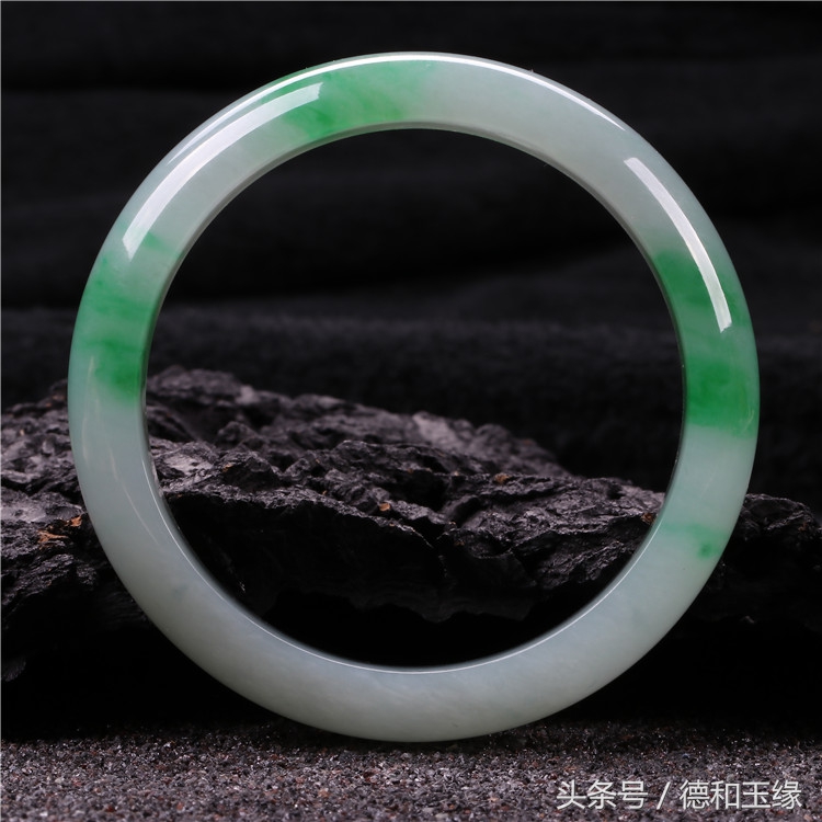 翡翠手镯过时吗,翡翠手镯圆管的是不是过时了