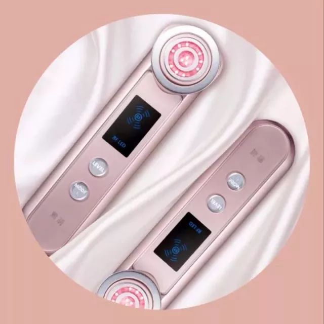 圣诞节送女友什么礼物才会显得不落俗套，看起来实用又有品味？！