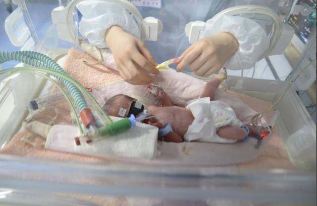 22周胎儿脚在宫颈口,26周胎儿脚在宫颈口